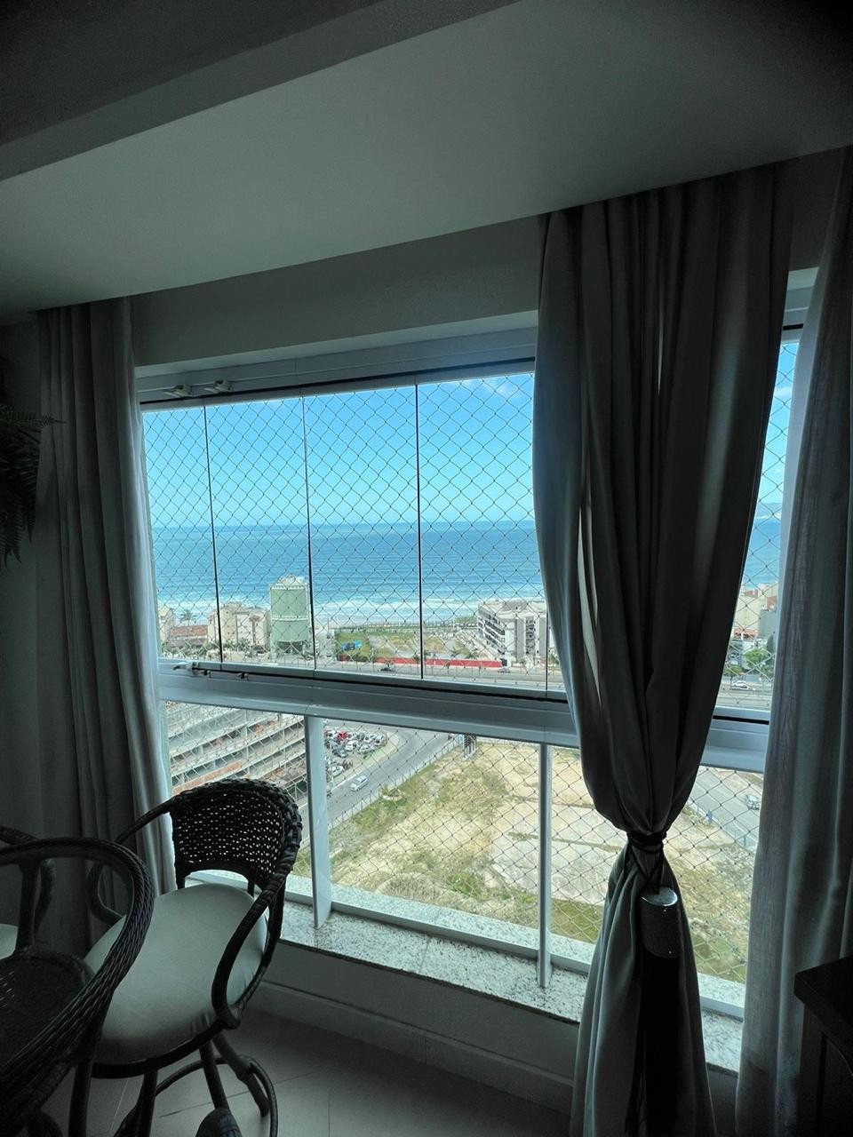 APARTAMENTO A VENDA EM ITAPEMA TODO MOBILIADO COM 02 VAGAS