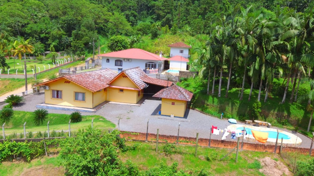Casa à Venda com terreno de 1220m2 em Santa Luzia - Jaragua do Sul